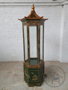 картинка Старинная витрина восточном стиле с ручной росписью, декорированная латунными накладками салоне старинных вещей "Шебби" являющийся официальным дистрибьютором в России и Беларуси