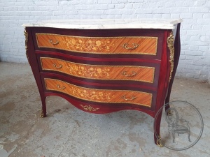 картинка Старинный комод с фасадом изогнутой формы, декорированным маркетри с мраморной столешницей салоне старинных вещей "Шебби" являющийся официальным дистрибьютором в России и Беларуси