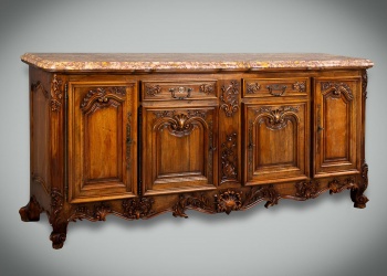 Старинный комод с резьбой и столешницей из мрамора, выполненный в стиле Людовика XV код.&nbsp;RM4124376