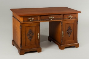 картинка Старинный письменный стол с резными филенками салоне старинных вещей "Шебби" являющийся официальным дистрибьютором в России и Беларуси