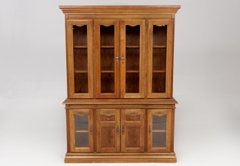 Старинный посудный шкаф из красного дерева с остеклением в нижней части код. RM4100832