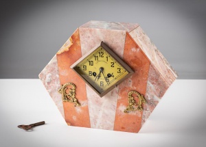 картинка Старинные часы шестиугольной формы из мрамора, декорированные металлическими акцентами салоне старинных вещей "Шебби" являющийся официальным дистрибьютором в России и Беларуси